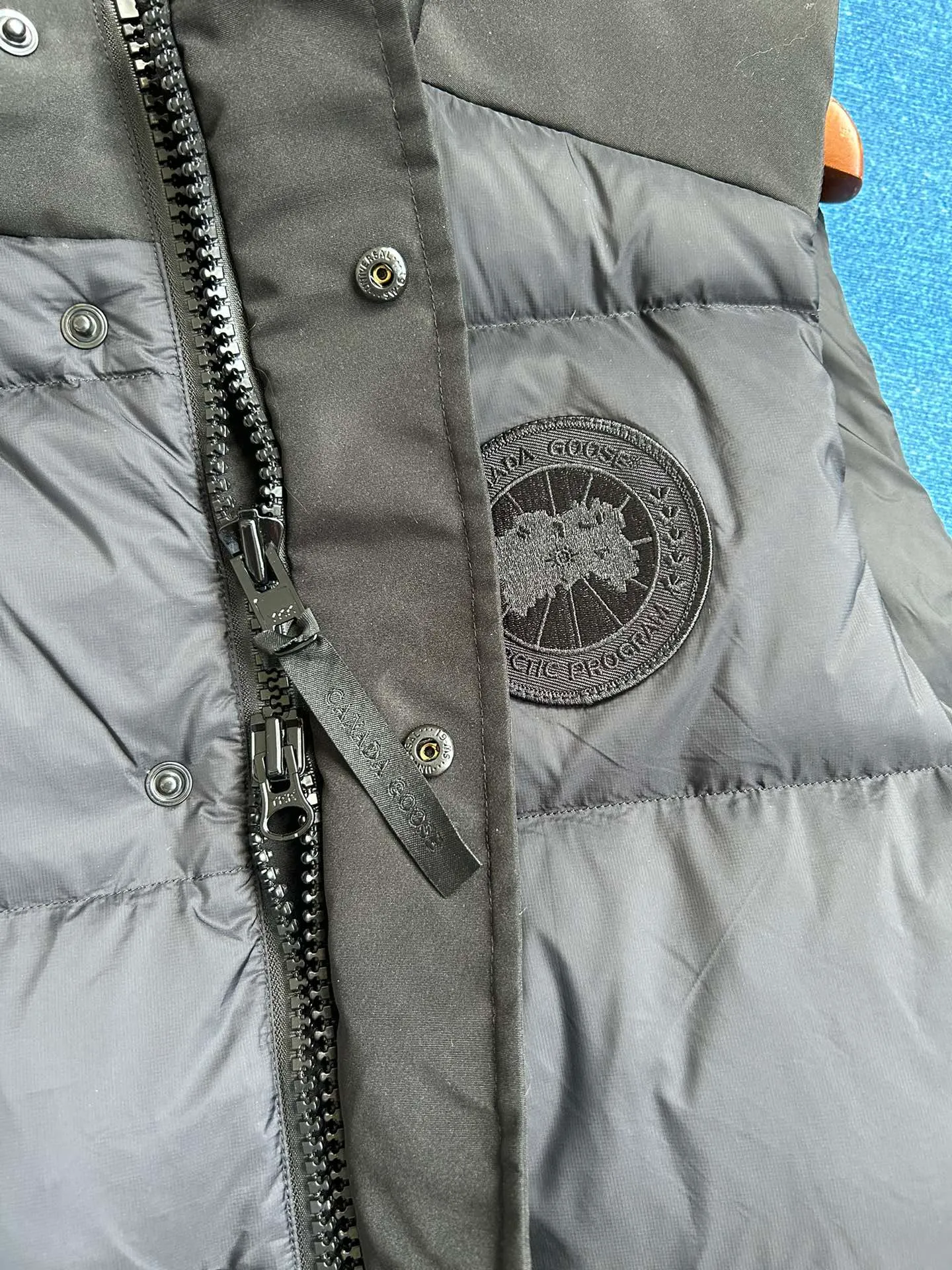 P560 Big Goose 2057MW puff down vest [note the version is too large] Canada Goose Canada Goose FW23 Freestyle waterproof solid color stand collar button down vest Paradigm Freestyle Vest-WD Color: Black White Size: XS S M L XL XXL 2057MW Paradigm Freestyle Vest-WD Men's style. Color: black. Sizes: XS S M L XL XXL.